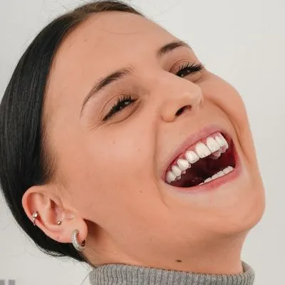 Laminate veneers or zirconium crowns